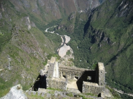 Vista desde Wayna Picchu al valle con la vía de ferrocarril. View of the valley with railtracks from Wayna Picchu. Blick vom Wayna Picchu ins Tal mit den Bahngleisen.