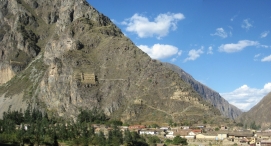 El pueblo de Ollantaytambo con el Valle Sagrado de las Incas. The village of Ollantaytambo with the Sacred Valley of the Incas. Das Dorf Ollantaytambo mit dem Heiligen Tal der Inka.