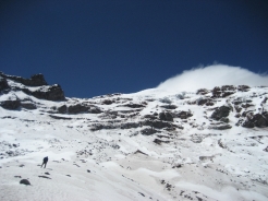 Escalando en las partes bajas del Chimborazo (5200 m). Climbing the lower parts of Chimborazo (5200 m). Aufstieg im unteren Bereich des Chimborazo (5200 m).