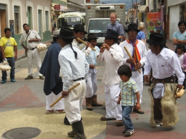 Celebraciones de San Juan en las calles de Cotacachi. Saint John celebrations in the streets of Cotacachi. Feierlichkeiten anlässlich des Heiligen Johannes' auf den Straßen Cotacachis.