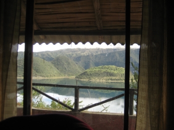 Vista desde la cabaña al lago de Cuicocha. View from my bungalow of Cuicocha Lake. Blick aus meiner Hütte zum Cuicocha-See.