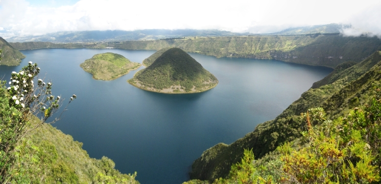 La laguna de Cuicocha con sus dos islotes. The Cuicocha Lake with its two islands. Der Cuicocha-See mit seinen zwei Inseln.