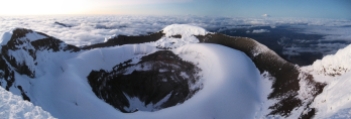El cráter del Cotopaxi, el Volcán Chimborazo al fondo (derecha). The Cotopaxi crater, Chimborazo Volcano in the background (right). Der Krater des Cotopaxi, der Chimborazo im Hintergrund (rechts).